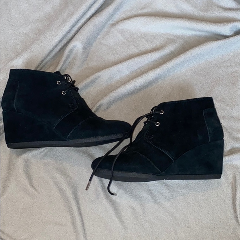 NEVER WORN BLACK TOM WEDGES